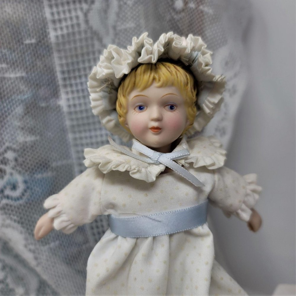 Avon Porcelain 1983 Cloth Dot Dress With Stand - Picture 1 of 10